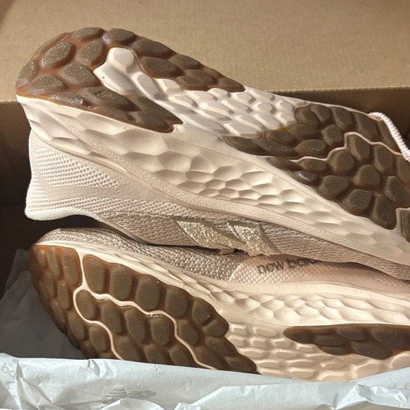 New Balance Women's fresh foam Sneakers new in box size 9 - Picture 2 of 5